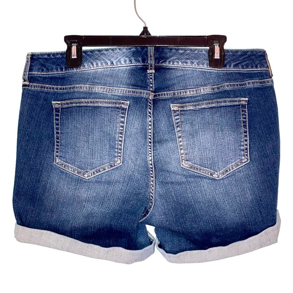 Torrid Medium Dark Wash Denim Jean Shorts Size 12 - Picture 2 of 5